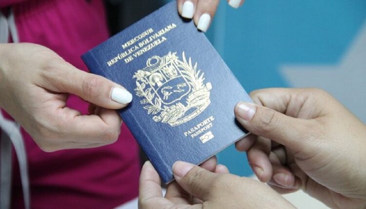 El director del Servicio Administrativo de Identificación, Migración y Extranjería (Saime), Gustavo Vizcaíno, ratificó que los venezolanos con el pasaporte vencido pueden ingresar sin problemas al país. Incluso, pueden hacerlo solo con su cédula de identidad