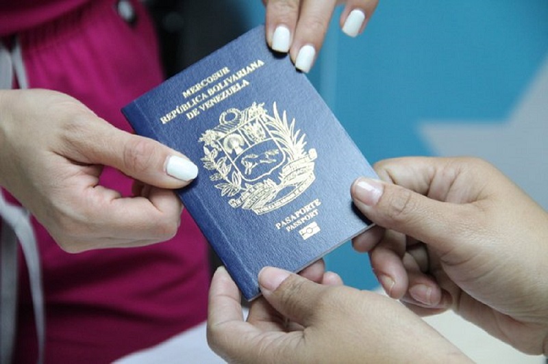 El director del Servicio Administrativo de Identificación, Migración y Extranjería (Saime), Gustavo Vizcaíno, ratificó que los venezolanos con el pasaporte vencido pueden ingresar sin problemas al país. Incluso, pueden hacerlo solo con su cédula de identidad