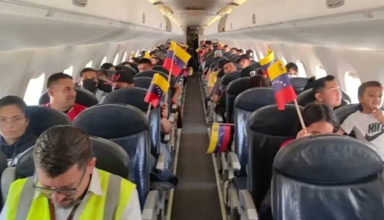 Los venezolanos deportados desde México recibirán 110 dólares por seis meses a su retorno a Venezuela, como medida del gobierno mexicano para frenar la entrada ilegal a su territorio