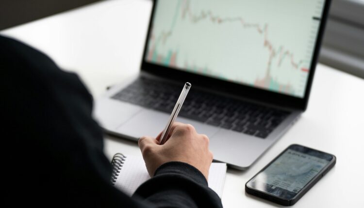 Estados Unidos mantiene por ahora las tasas de interés en 5,5 %. Colombia las fijó en 12,25 %; Perú las mantiene en 6,25 %, Ecuador las elevó a 10,53 %, Chile las bajó un punto para mantenerlas en 8,25 y México también las redujo 0,25 puntos para fijarlas en 11 %