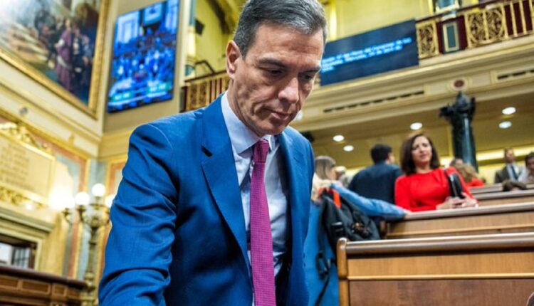 El presidente de España, Pedro Sánchez, suspendió su agenda pública para analizar su permanencia en el gobierno tras inicio de una investigación a su esposa por corrupción