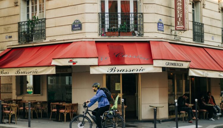 La bicicleta supera al auto como medio de transporte en París. El gobierno prevé aumentar los carriles para ciclistas a fin de permitir el acceso a las sedes de los Juegos Olímpicos del 26 de julio al 11 de agosto