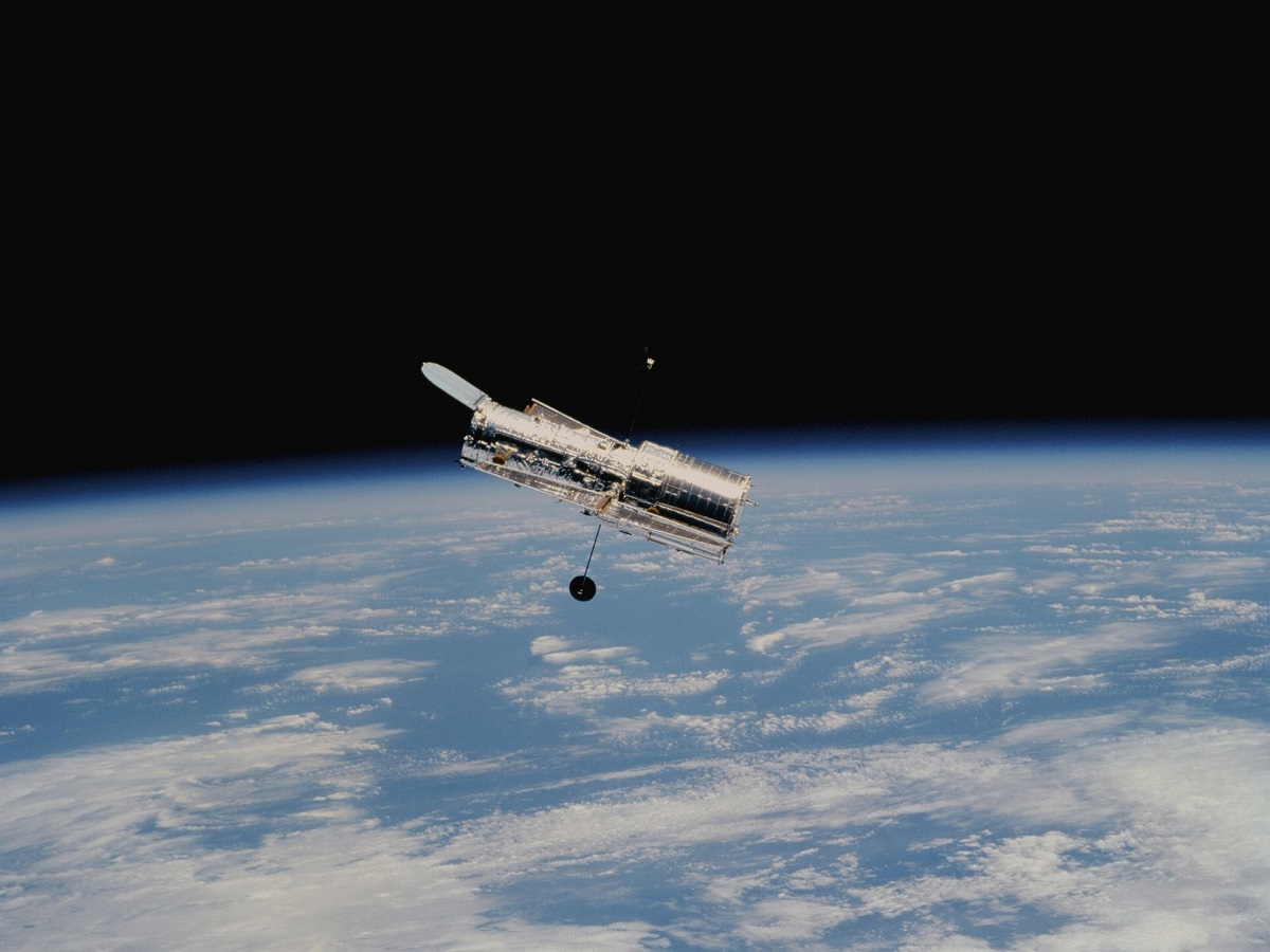El telescopio espacial Hubble, de la NASA, cumplió 34 años en órbita, ofreciendo impactantes imágenes a la humanidad