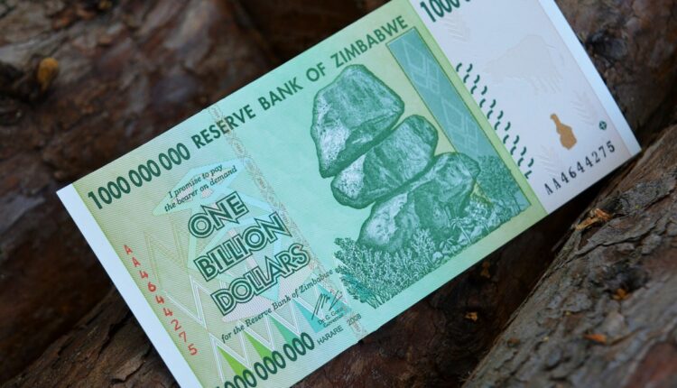 Como una medida para reducir la inflación y restaurar la estabilidad macroeconómica en Zimbabue, el país adoptó una moneda respaldada por el oro