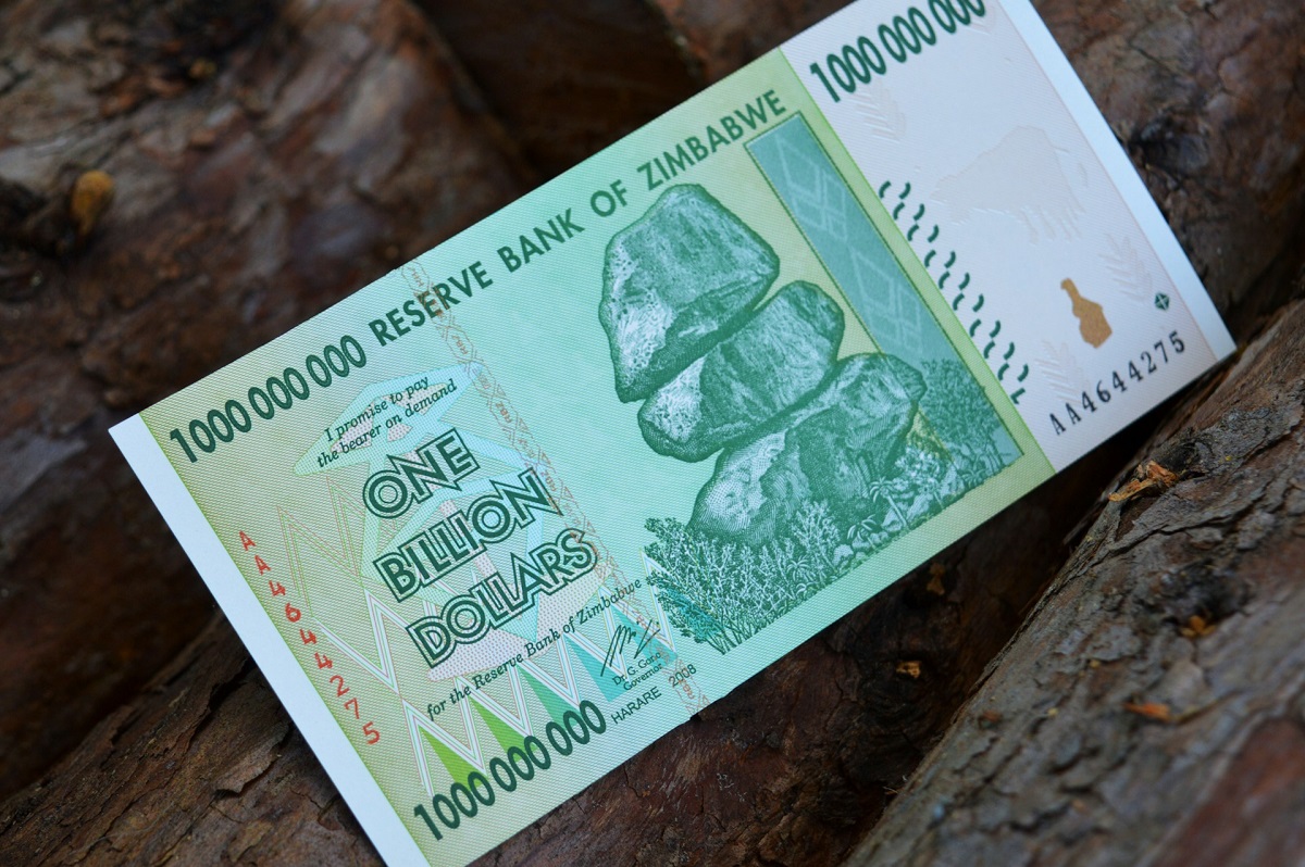 Como una medida para reducir la inflación y restaurar la estabilidad macroeconómica en Zimbabue, el país adoptó una moneda respaldada por el oro