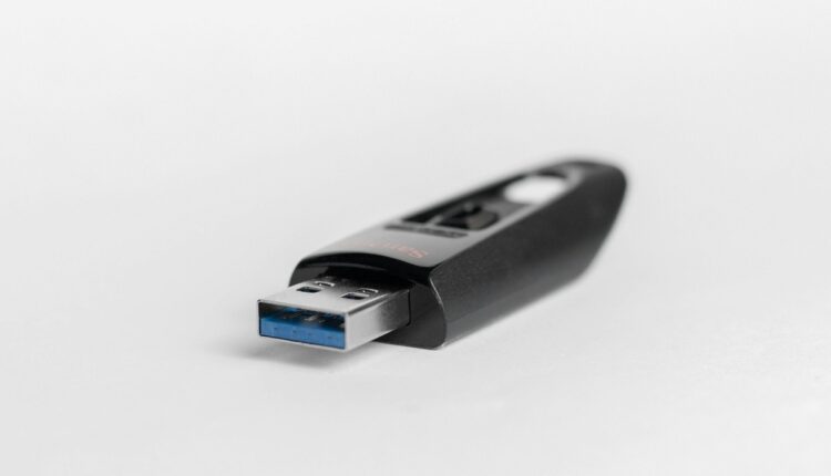 Al momento de comprar una memoria USB es posible cometer errores por falta de conocimiento que lleva a invertir dinero en un dispositivo poco eficiente o de mala calidad