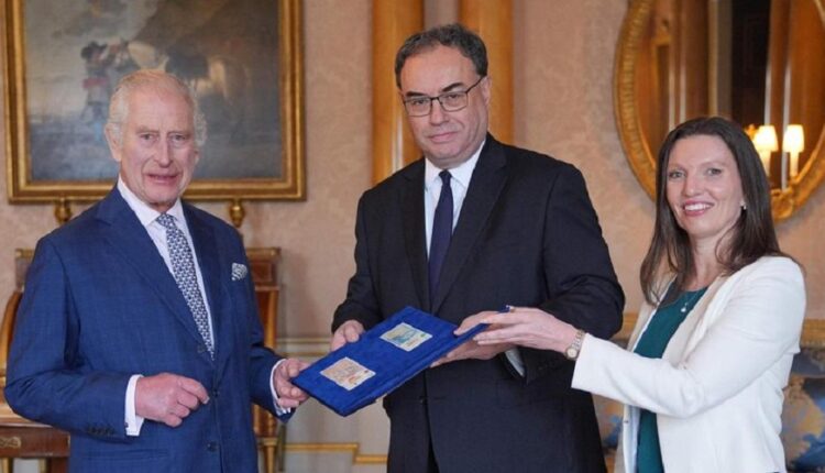 El Banco de Inglaterra presentó al monarca Carlos III los primeros billetes de 5, 10, 20 y 50 libras con su imagen que comenzarán a circular el 5 de junio