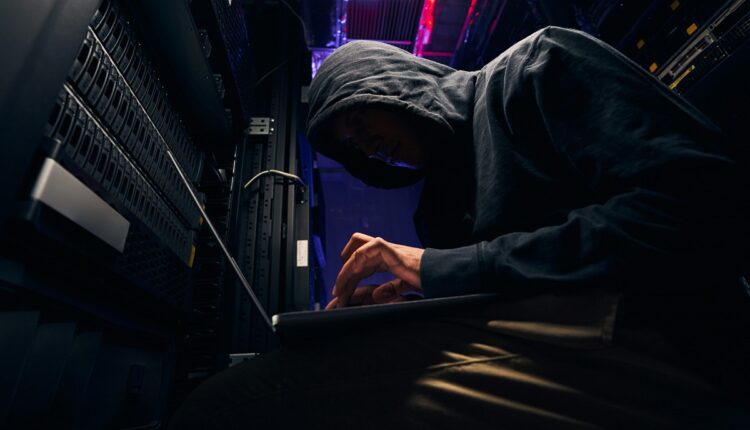 Grupo Santander confirmó este martes el bloqueo al acceso en sus cuentas debido a que la entidad bancaria fue víctima de un ciberataque a la base de datos alojada en un proveedor externo