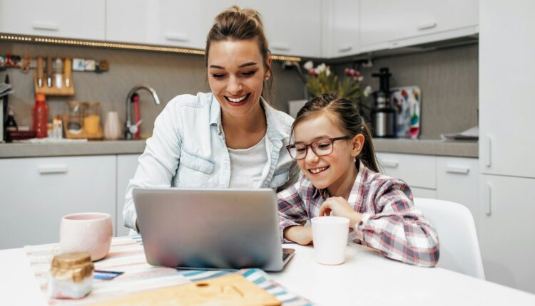 La mujer actual saca el mayor provecho de las nuevas tecnologías, incluso en la crianza, educación y resguardo de los hijos. En el Día de la Madre, la comunicación digital es, sin duda, un aliado en la unión familiar
