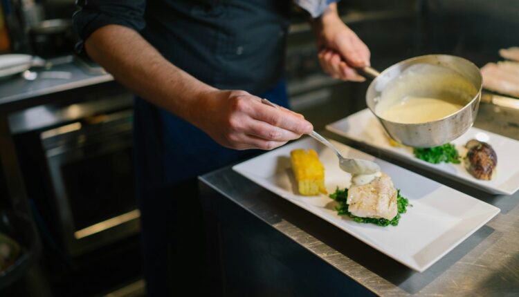 Francia apuesta por la promoción de su gastronomía local durante los Juegos Olímpicos de París 2024, del 26 de julio al 11 de agosto. Unas 40.000 comidas diarias serán servidas en la Villa Olímpica a los más de 15.000 deportistas de 200 países
