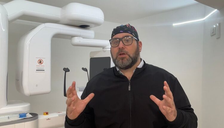 Juan Miguel Koury, especialista en endodoncia, integrante de la clínica LaplanaBologna, comparte cómo los adelantos tecnológicos y la amabilidad con los pacientes hacen la diferencia y se suman para brindar excelentes resultados