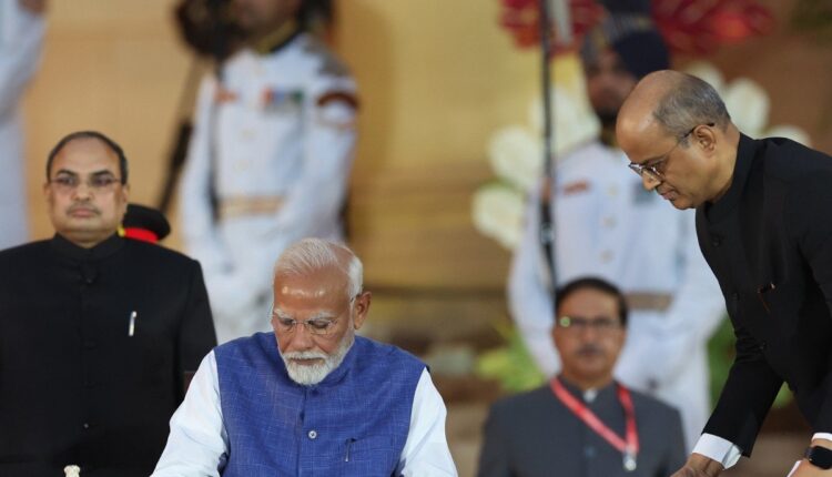 Durante una ceremonia en la residencia presidencial, Narendra Modi juró su cargo al frente del nuevo Gobierno por un tercer período en el que deberá gobernar en coalición, pues su partido no obtuvo mayoría en las reñidas elecciones
