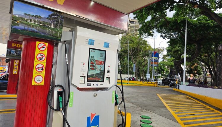 El ministro de petróleo, Pedro Rafael Tellechea, supervisó en Caracas la instalación de los nuevos surtidores automatizados de gasolina, de origen chino, y que pronto se extenderá al resto del país