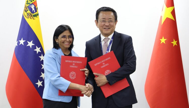 Venezuela y China firmaron tres nuevos acuerdos para la cooperación en el intercambio de conocimiento en el marco del Seminario Internacional de Desarrollo Económico 2024 realizado en Caracas