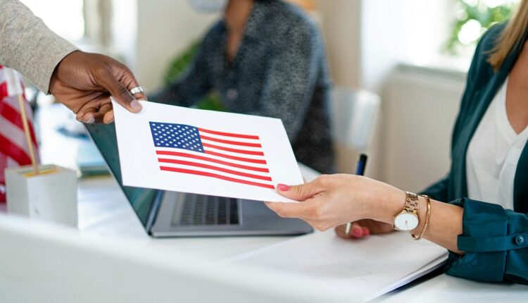 El Presidente de Estados Unidos, Joe Biden, anunció un plan que otorgará permiso de residencia a migrantes sin estatus legal, además de permisos de trabajo, entre otros