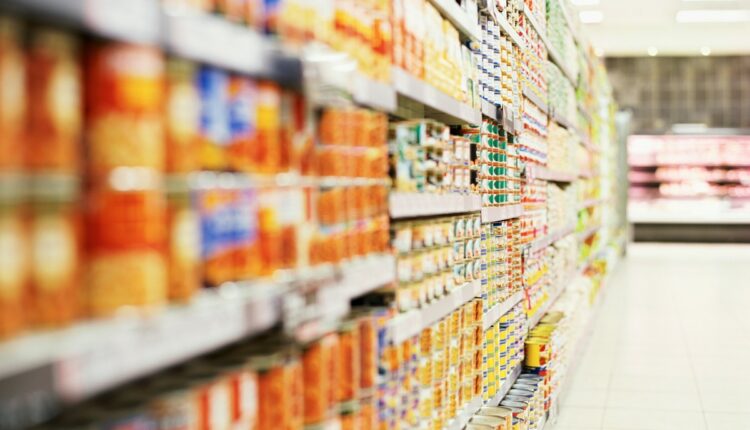 Las etiquetas de papel para indicar el precio en 2.300 tiendas serán reemplazadas por nuevas, digitales, que permitirán actualizar el valor de los productos más rápido