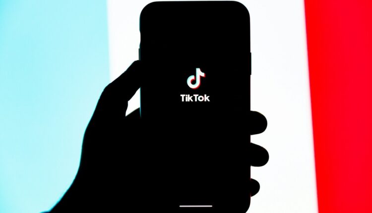 La creación de avatares con IA no es nueva. TikTok ya había anunciado la funcionalidad en mayo; pero ahora la refuerza para agencias agregando actores de banco de imágenes y formato multilingüe para llegar a más audiencias