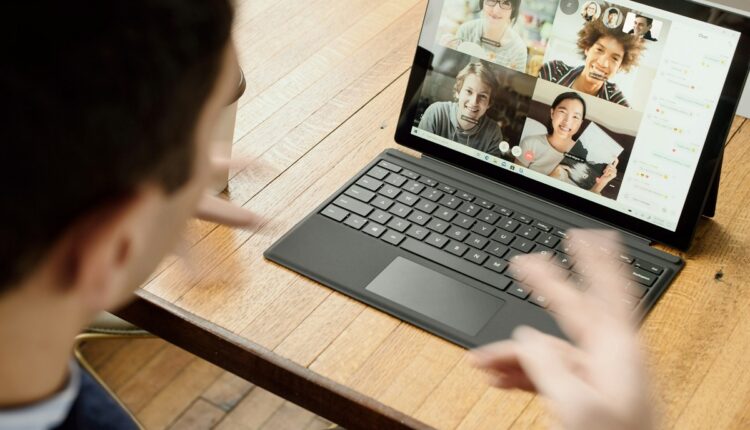 Los usuarios de WhatsApp contarán pronto con una forma más sencilla y divertida de hacer las llamadas en computadores y teléfonos móviles. Según el anuncio de Meta, podrán participar hasta 32 personas, añadir más participantes y compartir pantalla y audio