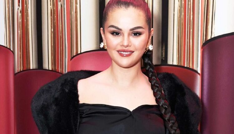La actriz Selena Gómez es la portada de la revista Time, que la ha reconocido como la empresaria del año, tras facturar 400 millones de dólares al año con su marca Rare Beauty