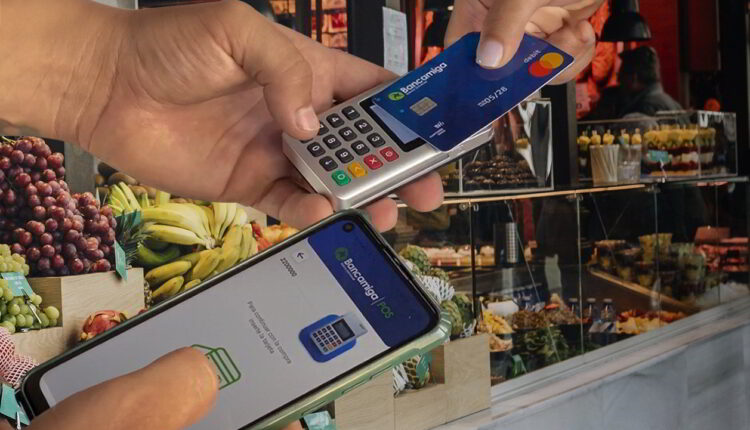 El MPOS destaca por su tamaño de apenas 8,8 centímetros, más pequeño que una tarjeta, y por su conectividad al celular