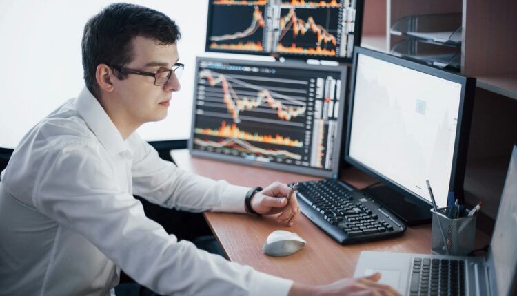 El Bank of America, uno de los más grandes de Estados Unidos, ha revelado que si las nuevas regulaciones de la Oficina de Protección Financiera del Consumidor se convierten en ley trasladará los costos a los clientes, quienes tendrían que pagar por servicios hasta ahora gratuitos