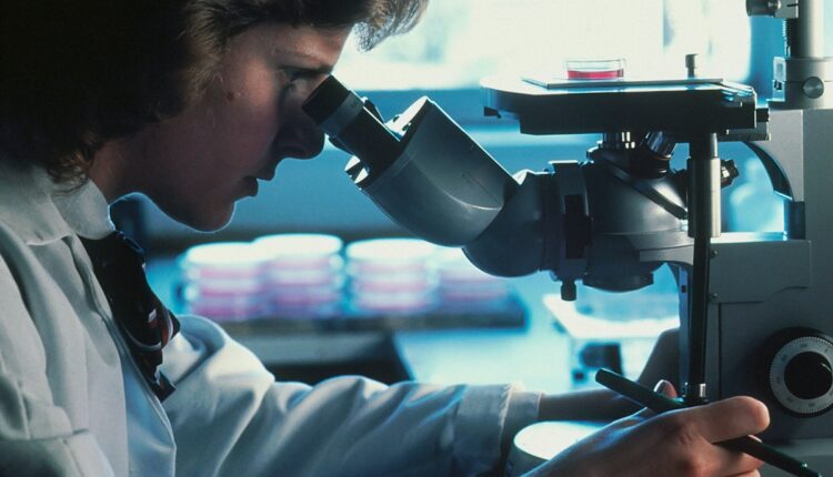 Las científicas Valentina Agudelo y Cristina García, de Colombia y México desarrollaron en 2023 un dispositivo basado en inteligencia artificial para detectar cáncer de mama. Se llama Soy Julieta y reduce el tiempo de diagnóstico, es portátil y recargable