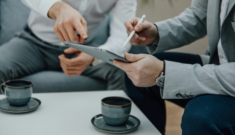 Mirando hacia el futuro, la empresa, sus gerentes, aliados y su líder están comprometidos a seguir innovando y destacándose en un entorno digital en constante cambio