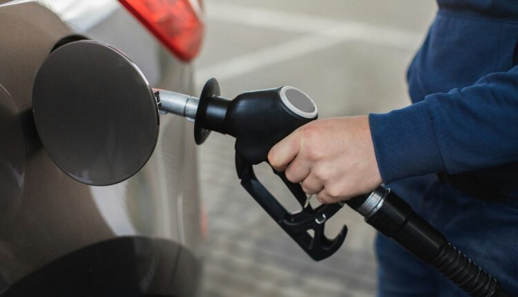 El costo de la gasolina en Bolivia, que se encuentra actualmente en 0,54 dólares, lo ubica entre los países de América Latina con precios más bajos en el rubro