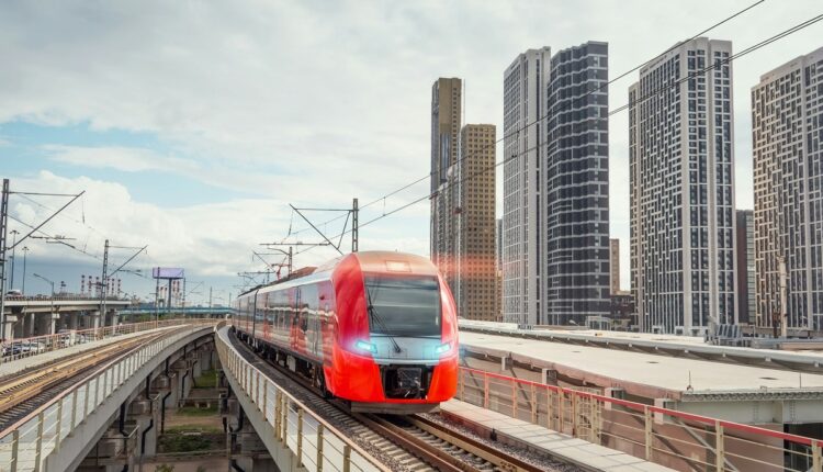 Vladímir Putin, presidente de Rusia, anunció este domingo sus planes para desarrollar corredores de transporte internacional sin interrupciones desde los mares Báltico y de Barents hasta el golfo Pérsico y el océano Índico