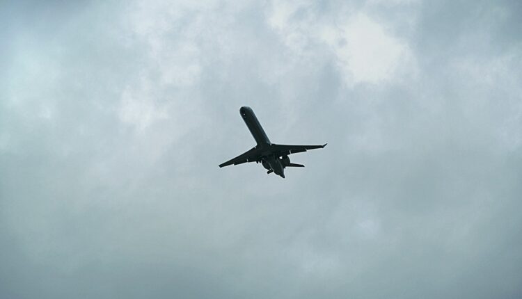 Este martes 20 de agosto salió de Panamá el primer vuelo de deportación con migrantes irregulares que cruzan el Darién, destino a Medellín, con la ayuda de Estados Unidos