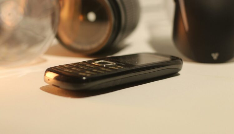 Los teléfonos tontos, en oposición a los smartphones, están reapareciendo en el mercado debido a la tendencia de consumidores que buscan reducir el tiempo de uso de las aplicaciones para tener mejor calidad de vida