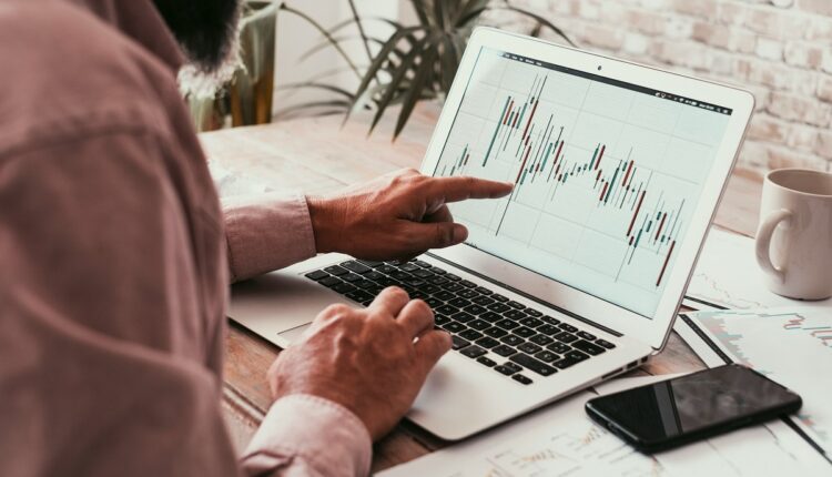Analistas del sector de las criptomonedas evalúan los factores que pueden incidir en una tendencia alcista del valor del bitcoin, como la inflación, reducción de las tasas de interés en Estados Unidos, además de las elecciones presidenciales en noviembre