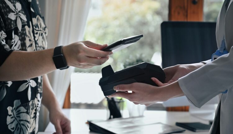 El Banco Central de Bolivia autorizó las carteras digitales para pagos electrónicos. La entidad también habilitó la emisión de tarjetas electrónicas virtuales