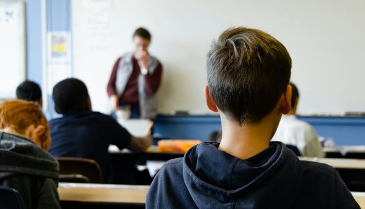 Unos doce millones de escolares retornan a las aulas con cambios obligatorios experimentales como la prohibición de teléfonos móviles en aulas y patios, uniforme obligatorio, ayuda a estudiantes con deficiencias y evaluaciones nacionales