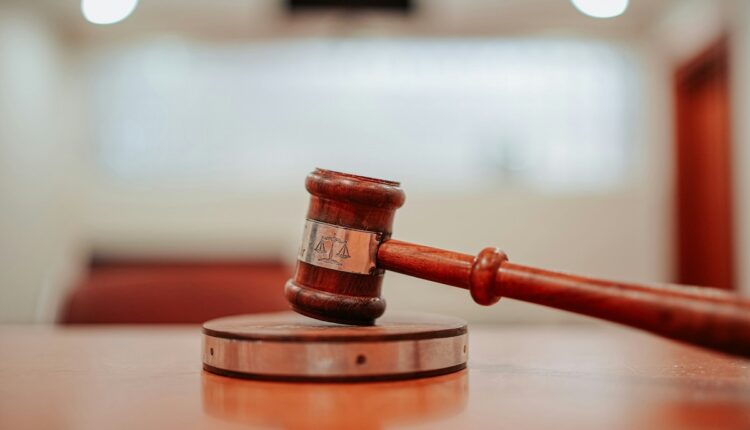 El Tribunal Antiterrorista emitió este lunes 2 de septiembre una orden de arresto contra el excandidato presidencial de la oposición en Venezuela, Edmundo González Urrutia, por presuntos delitos graves