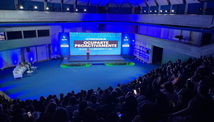 Las conferencias de especialistas conducen a los participantes por el camino que se transita desde el momento en que se concibe la idea de negocio hasta convertirla en una oferta de valor para el mercado.