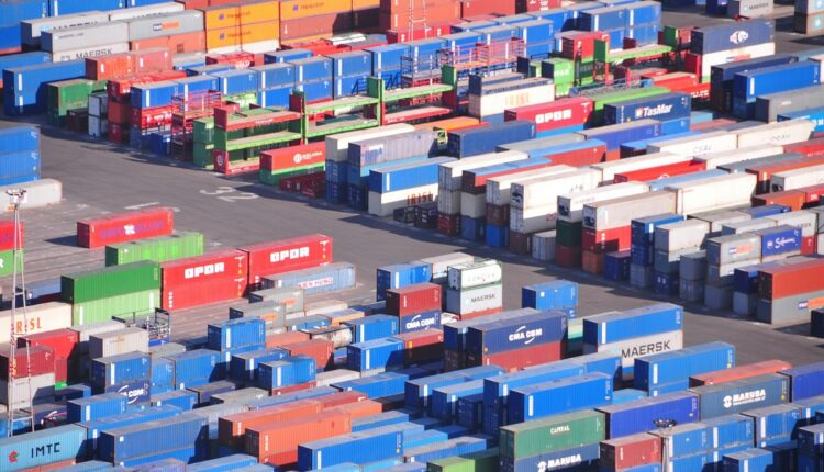 La Organización Mundial del Comercio lanzó su proyección de crecimiento del comercio mundial para el resto de 2024, ubicándolo en 2,7 % y para 2025 sería de 3 %