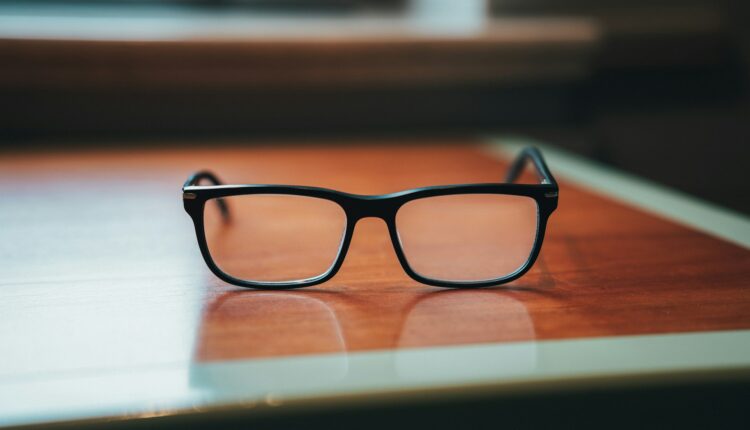 Mark Zuckerberg, CEO de Meta, pronostica que el smartphone podría ser sustituido por las gafas inteligentes en el futuro como vía de comunicación