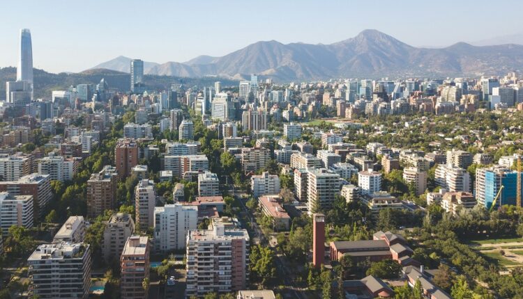 El índice IESE Cities in Motion (ICIM) destacó a Santiago de Chile como la ciudad más inteligente de AL y a nivel mundial la ubicó en el puesto 91. Para esta calificación se analizan niveles de sostenibilidad, calidad de vida e innovación
