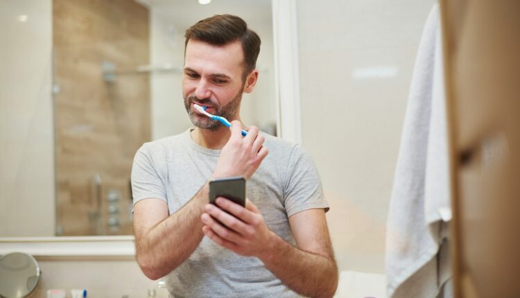 Miles de usuarios de teléfonos móviles lo llevan siempre consigo; incluso, lo usan en la sala de baño. Sin embargo, expertos señalan que pueden contaminarse con las bacterias del lugar y causar problemas de salud