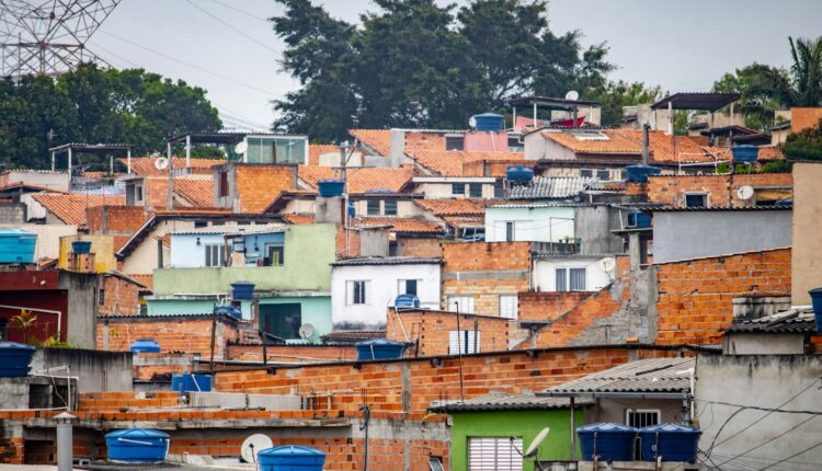 El Programa de las Naciones Unidas para el Desarrollo (PNUD), junto al Oxford Poverty and Human Development Initiative (OPHI), señalan en su Índice de Pobreza Multidimensional de 2024, que 1.100 millones de personas viven en esta situación