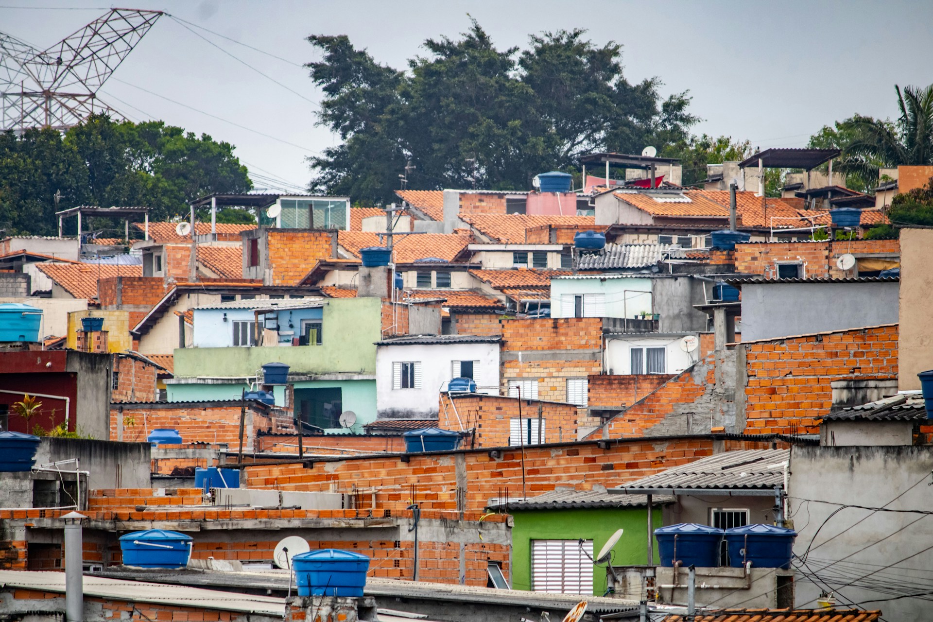 El Programa de las Naciones Unidas para el Desarrollo (PNUD), junto al Oxford Poverty and Human Development Initiative (OPHI), señalan en su Índice de Pobreza Multidimensional de 2024, que 1.100 millones de personas viven en esta situación