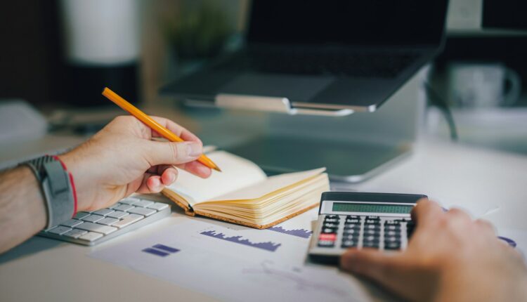 Al analizar el comportamiento del IPC en Argentina el banco J.P.Morgan prevé una tendencia a la baja de la inflación en el país hacia finales de 2024 e inicios de 2025