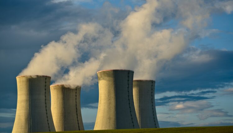La empresa tecnológica Amazon anunció que está dispuesta a invertir en el sector energético, particularmente en la construcción de reactores nucleares que les permitirán alimentar sus centros de datos