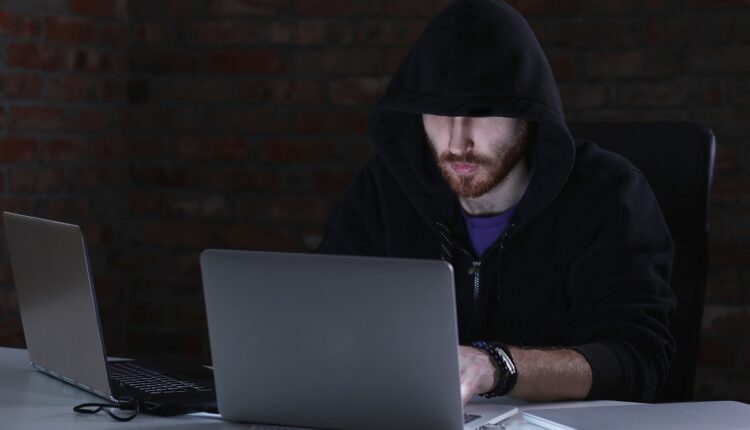 ESET advierte que, si bien es difícil evitar que la información personal termine en “el lado oscuro de Internet”, existen medidas de protección para eso