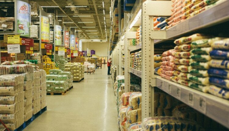 El Consejo Nacional del Comercio y los Servicios (Consecomercio) confía en que el sector cierre 2024 con un leve crecimiento entre 2,5 % y 3 %, según indicó su presidente, Gustavo Valecillos
