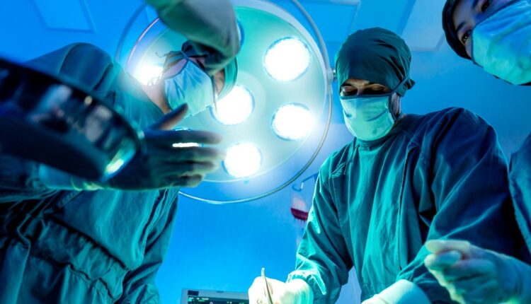 Equipo médico de Ecuador realizó con éxito la primera craneoplastia con asistencia de la inteligencia artificial. El paciente, un joven de 15 años, se recupera satisfactoriamente