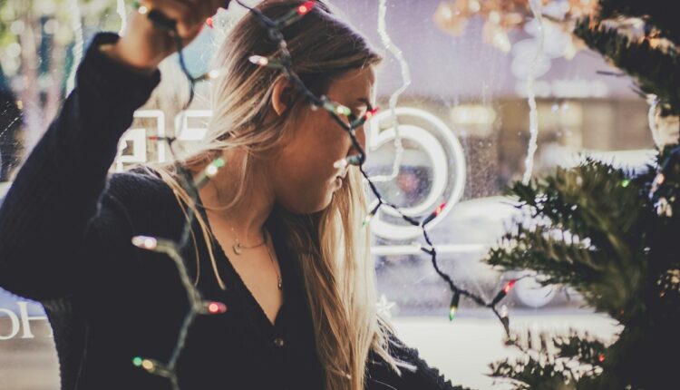 Se acerca la época del año cuando el consumo de electricidad se incremente por el alumbrado de calles, centros comerciales y hogares para festejar Navidad y Año Nuevo. Es posible aplicar medidas para hacer un uso eficiente de la energía