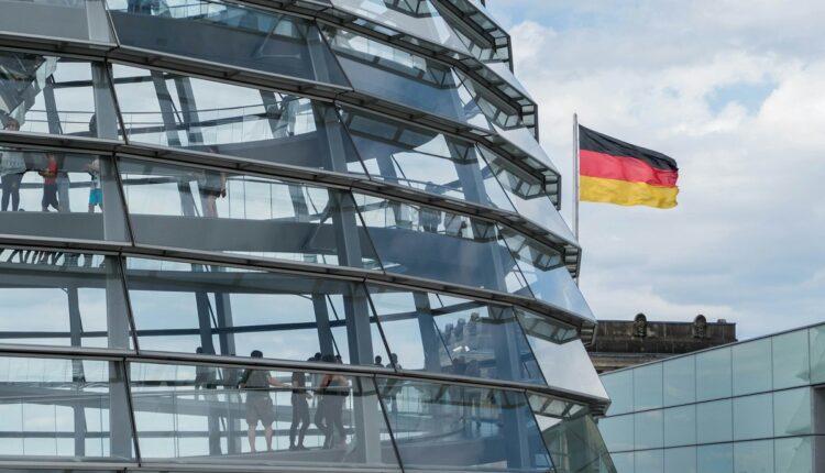 Alemania fijó para el 23 de febrero de 2025 la celebración de las elecciones anticipadas tras acuerdo entre los parlamentarios del Partido Socialdemócrata (SPD) y el principal partido de la oposición, la Unión Cristianodemócrata (CDU)