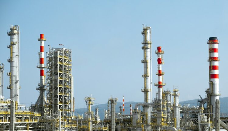 La alianza OPEP+ pospuso para el 1 de abril de 2025 el plazo para aumentar de forma gradual su oferta de crudo